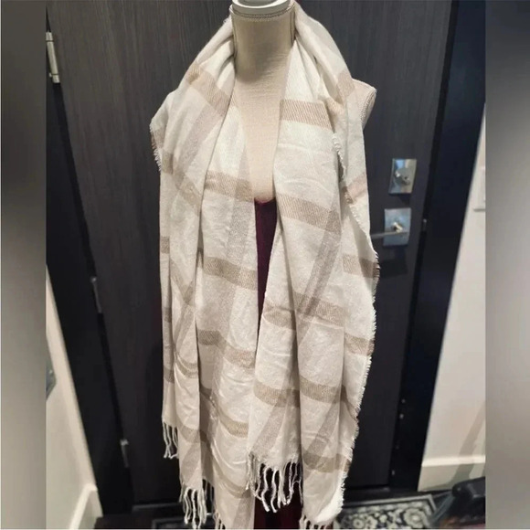 VINCE CAMUTO COZY LARGE SCARF IVORY/MULTI PLAID O/S - Picture 8 of 11